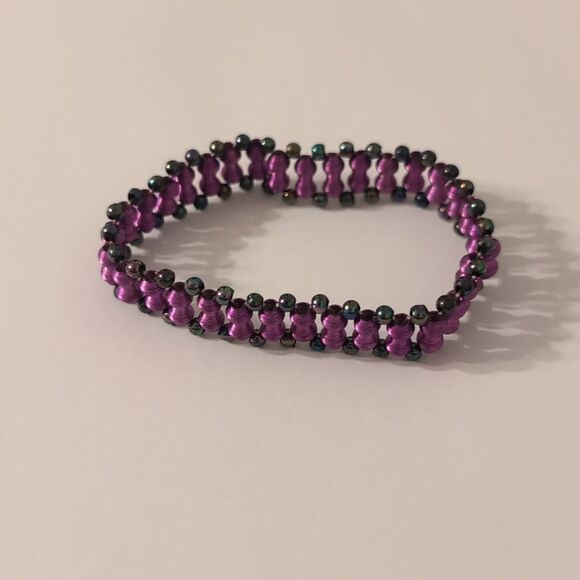 572 Purple Wire Iridescent Beaded Stretch Bracelet‎ - Picture 3 of 4